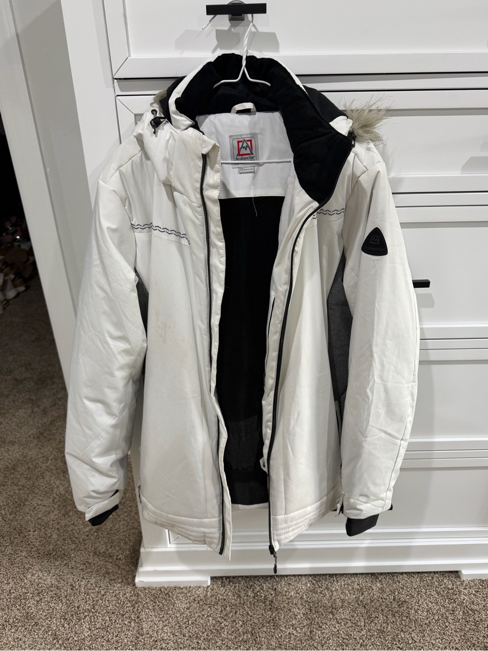 Woman’s Avalanche White and Black Ski Jacket with Hood 2X